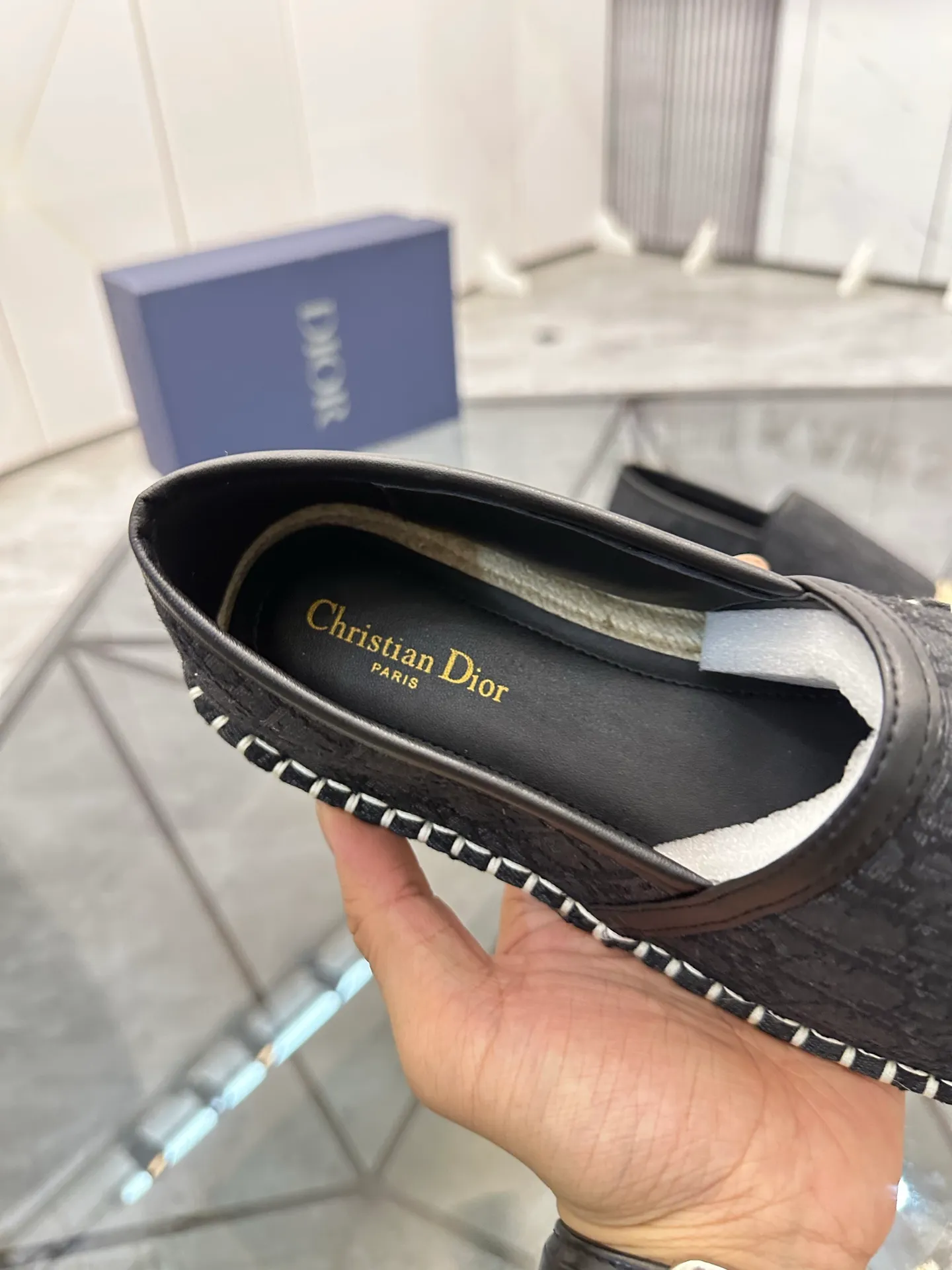Men's shoes for sale 💰: 💰P400¥ Product trademark: Dior* "Dior*" low-top fisherman's shoes Regular size: 38-44 (can be customized to 37.45) Product materials: imported cowhide leather upper spliced ​​with original fabric, sheepskin lining, original outsole. Number: 1023